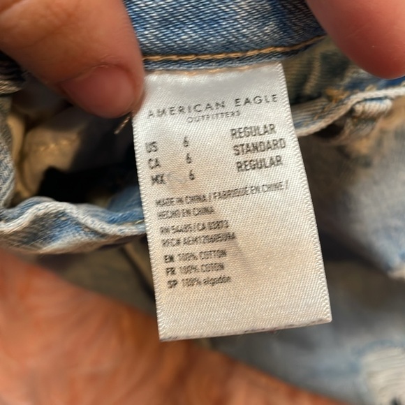 American Eagle Light Wash Distressed 90s Slim Boyfriend Jean Size 6 - Picture 3 of 7